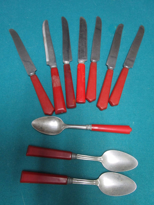 BAKELITE RED HANDLE, 10 PCS, KNIVES AND SPOONS