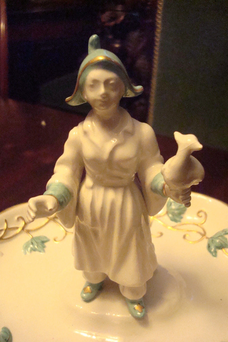 Italian ceramic jewelry holder, decorated with blue flowers and gold[7]