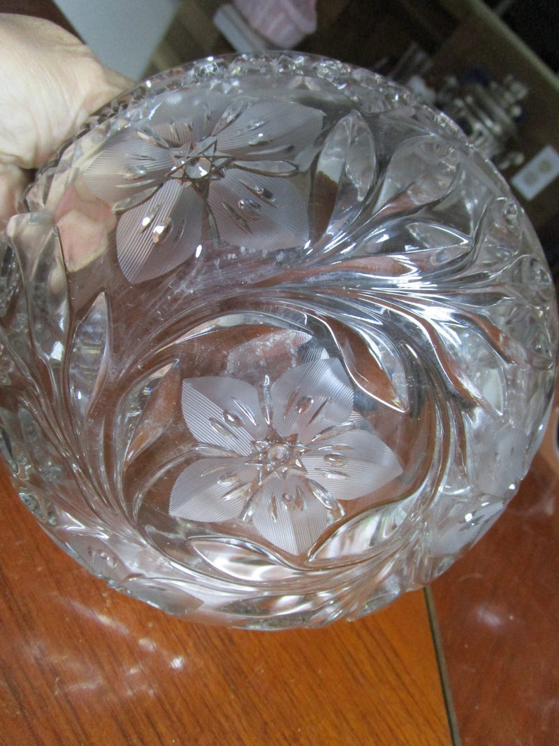 Cut glass and etched flowers decor round bowl, waiving soft borders Victorian ^^