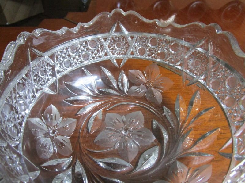 Cut glass and etched flowers decor round bowl, waiving soft borders Victorian ^^