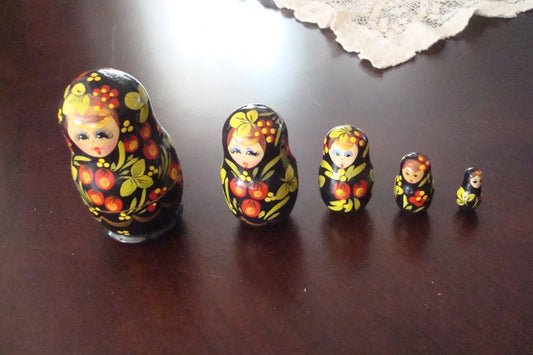 Russian nesting dolls 5 pieces, principal doll measures 3 3/4" original