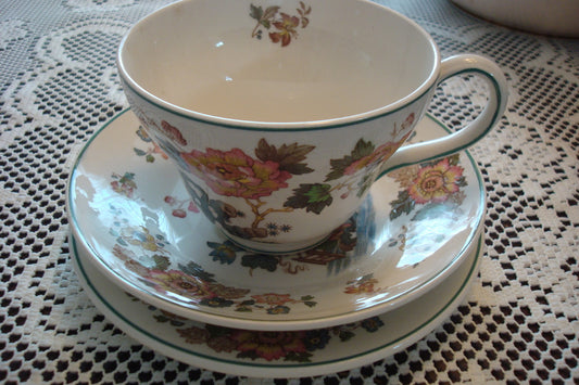 “Wedgwood” ENGLAND Eastern Flowers TKD 426 TRIO cup, saucer & cake plate [A5#13]