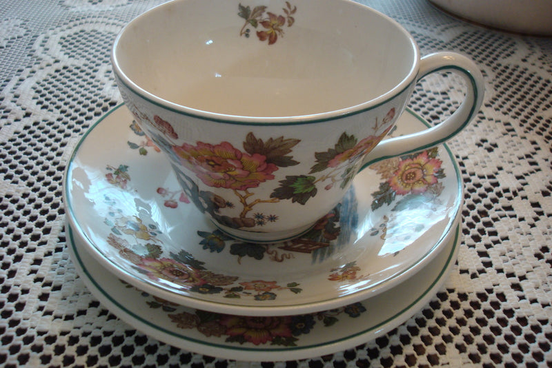 “Wedgwood” ENGLAND Eastern Flowers TKD 426 TRIO cup, saucer & cake plate [A5#13]