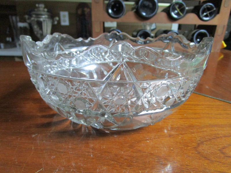 Cut glass and etched flowers decor round bowl, waiving soft borders Victorian ^^