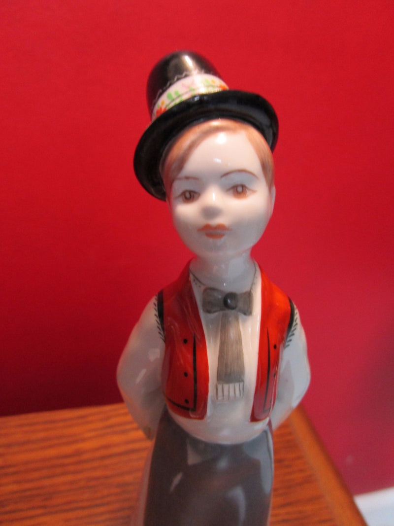 Hollohaza Hungary Porzellan Figurine Folk Boy [*a7]