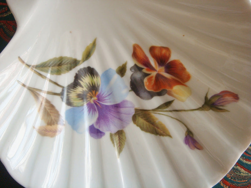 Limoges France shell bon bon dish, gorgeous flowers [88c]