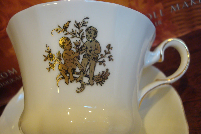 “Wedgwood” Royal Tuscan cup and saucer, made in England "Gemini" pattern [a5#3]