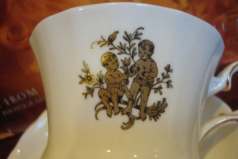 “Wedgwood” Royal Tuscan cup and saucer, made in England "Gemini" pattern [a5#3]