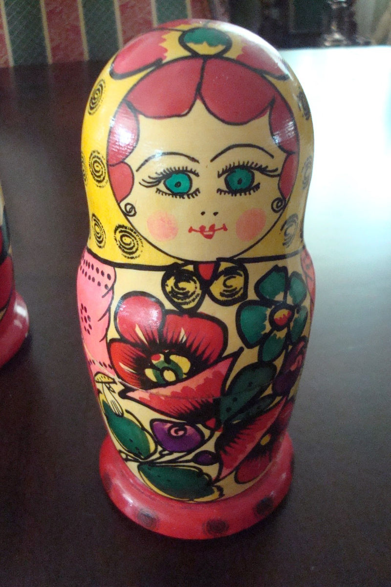 Russian nesting dolls 6 pieces, principal doll measures 8 1/2" original