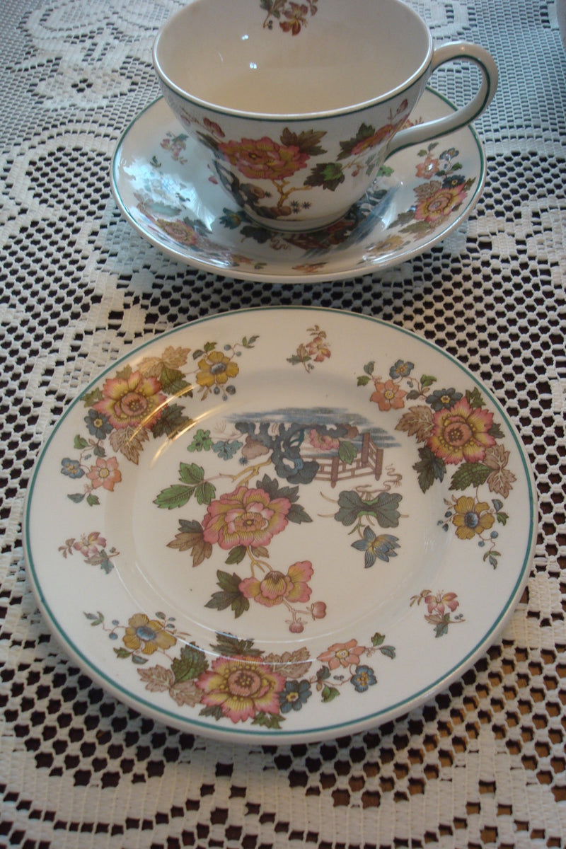 “Wedgwood” ENGLAND Eastern Flowers TKD 426 TRIO cup, saucer & cake plate [A5#13]