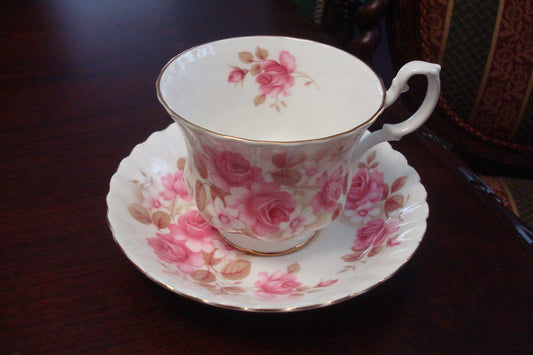 Royal Albert England Antique footed cup and saucer, pink roses and gold [A5#3]