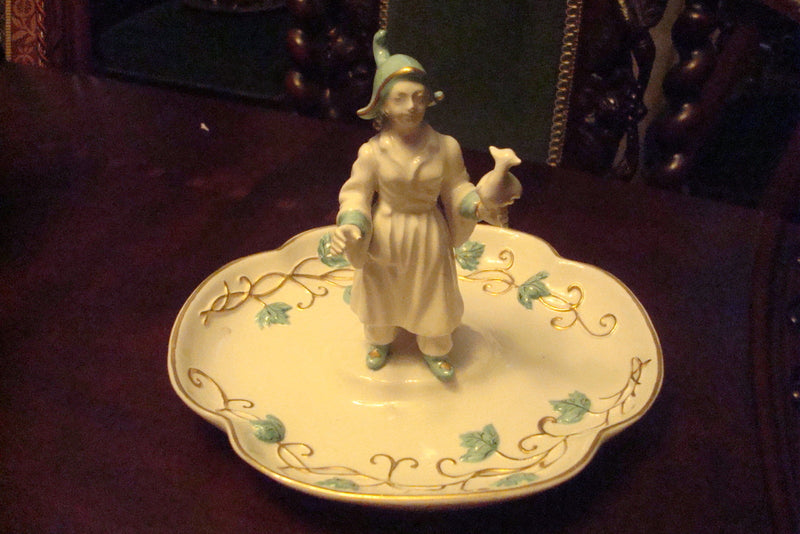 Italian ceramic jewelry holder, decorated with blue flowers and gold[7]