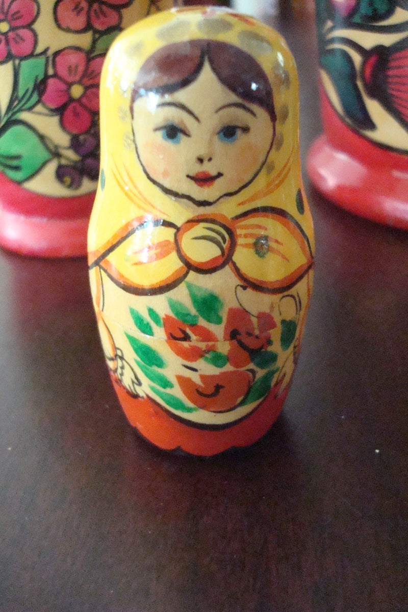 Russian nesting dolls 6 pieces, principal doll measures 8 1/2" original