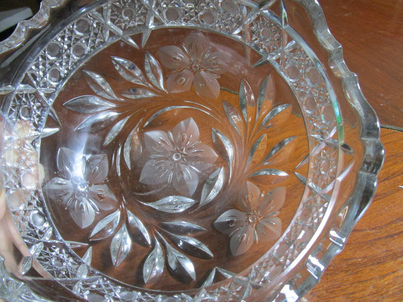 Cut glass and etched flowers decor round bowl, waiving soft borders Victorian ^^