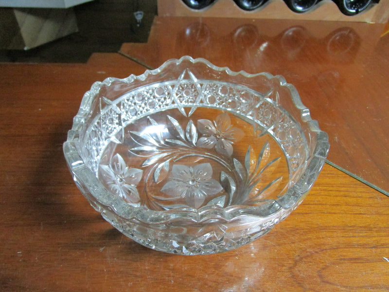 Cut glass and etched flowers decor round bowl, waiving soft borders Victorian ^^