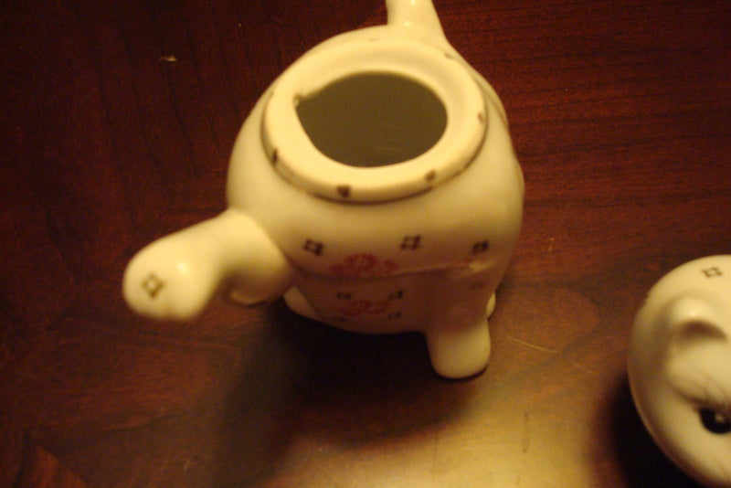 Chinese Lucky Kitty teapot, ceramic, super cute, 5" tall[a12]