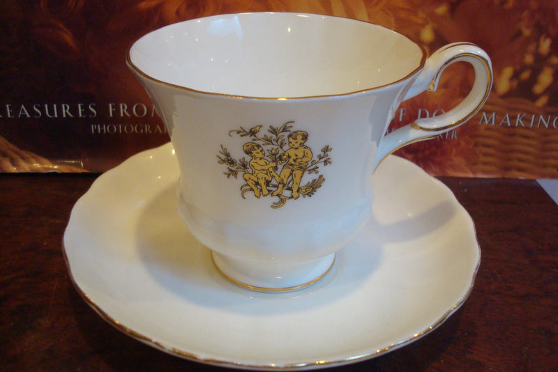 “Wedgwood” Royal Tuscan cup and saucer, made in England "Gemini" pattern [a5#3]