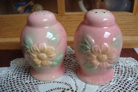 Hull Salt And Pepper, Pink With Flowers, 3 3/4" Tall 2" Base Original [95B]