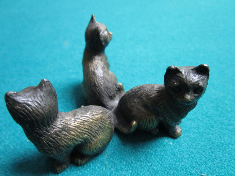 Brass /cast iron? paperweight 3 kittens, 1 1/2" x 2 1/2"[BOOKSHELF]