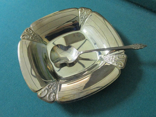 TRIUMPH SILVERPLATE PARTY DISH WITH SPOON ORIGINAL BOX