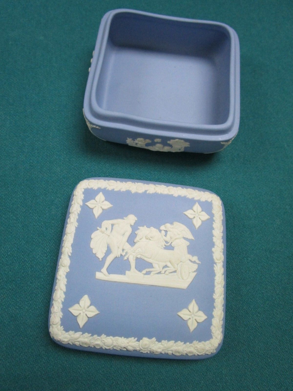 WEDGWOOD BLUE JASPERWARE SQUARE  TRINKET BOX 2 X 4 X 4" [91]