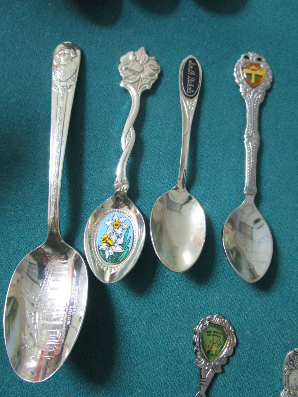 28 COLLECTOR SPOONS EUROPEAN AND AMERICAN COLLECTIBLE AND SOUVENIR