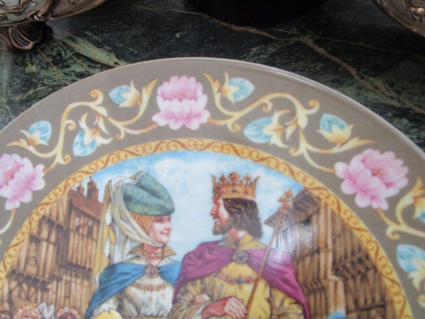 WEDGWOOD COLLECTOR PLATE "THE WEDDING OF ARTHUR AND GUINEVER" SIGNED