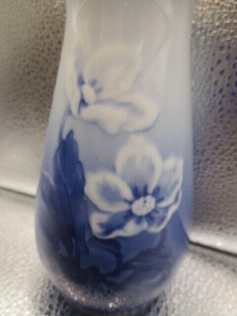 VINTAGE BING AND GRONDAHL B&G DENMARK flowers 5 1/2" VASE [a8]