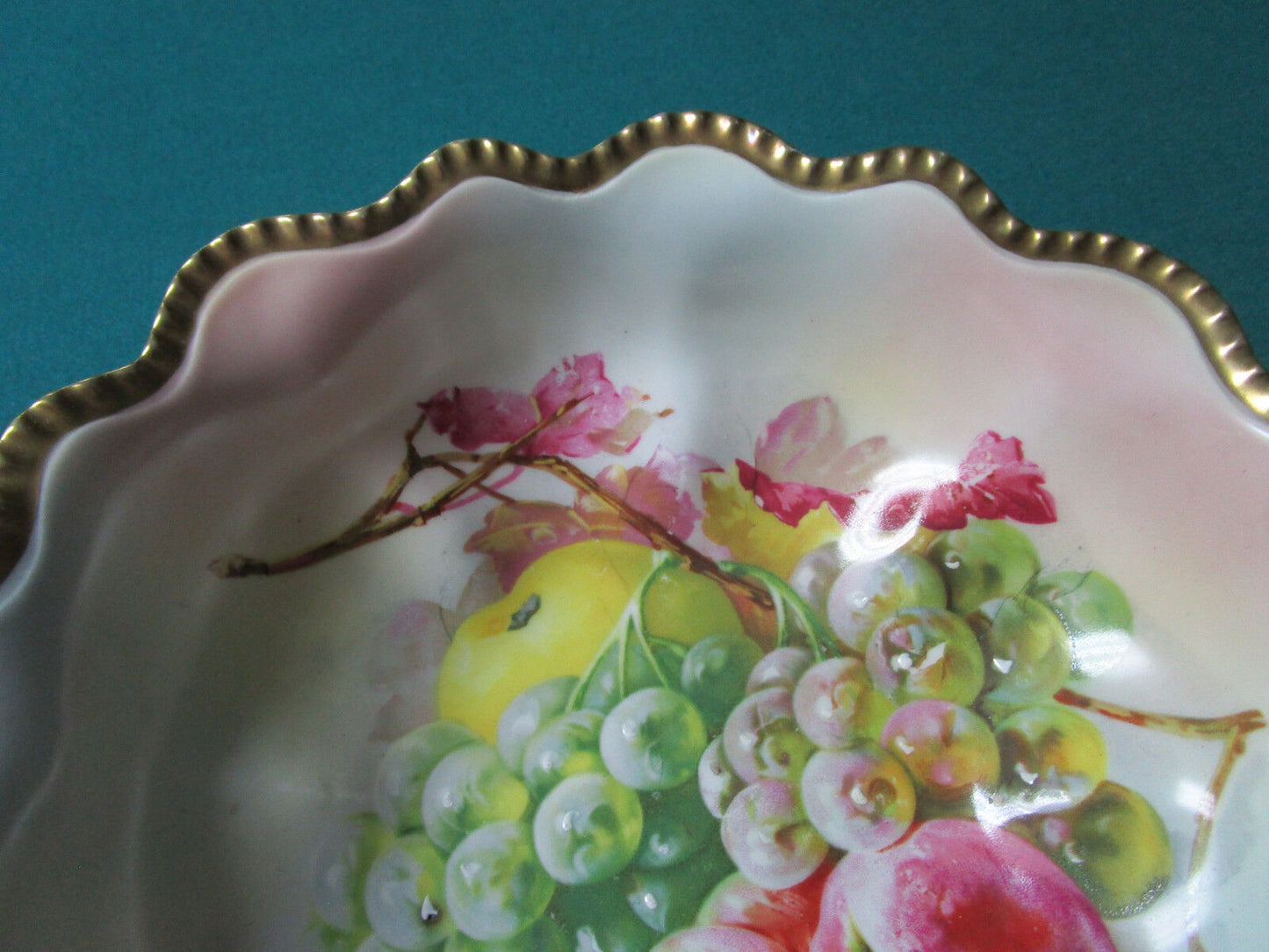 ANTIQUE CARLSBAD AUSTRIA RETICULATED FRUIT HAND PAITNED BOWL 9 1/2" [*a5]