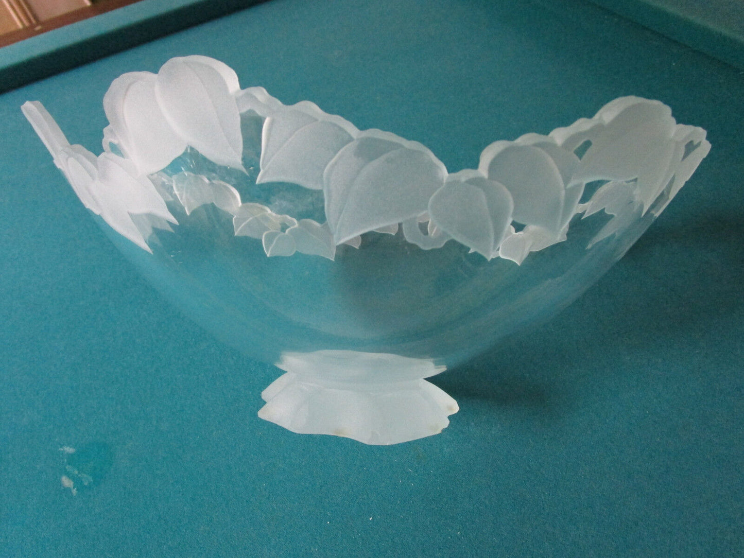 1995 SCHLANSER CRYSTAL FROSTED AND CLEAR LEAVES BOWL 6 X 13" [BACKRCK]