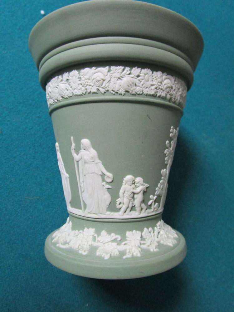 Wedgwood England  jasperware green sage vase with garlands, classical [91]