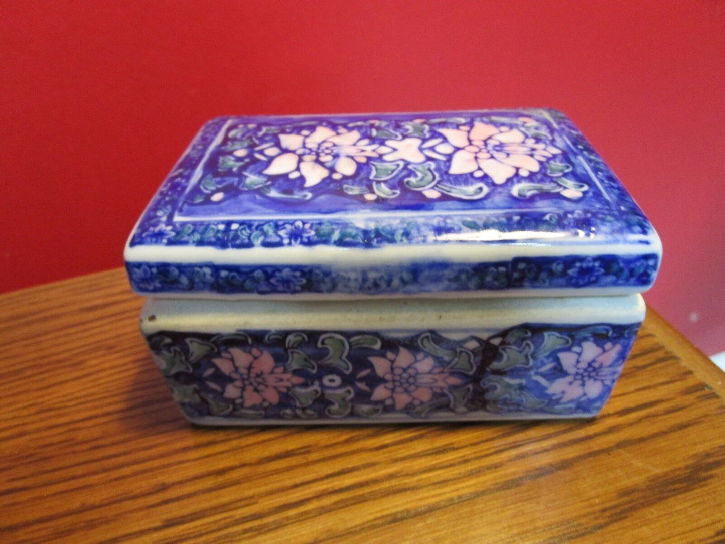 VINTAGE CHINESE JEWELRY/TRINKET BOX, FLORAL BLUE [*91]