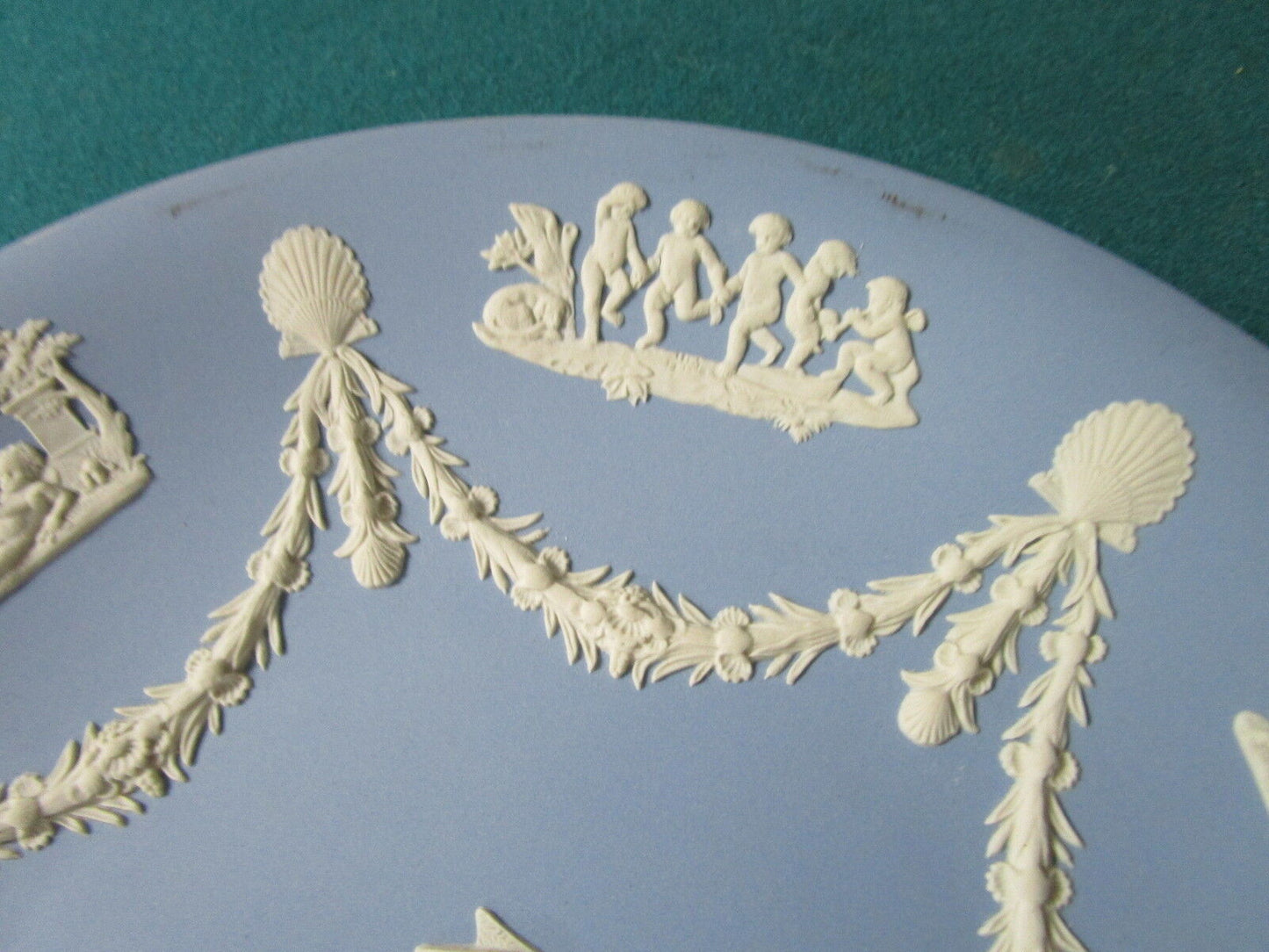 Wedgwood Cupid Plate, Cupids and garlands, NIB 9" diam original ^^