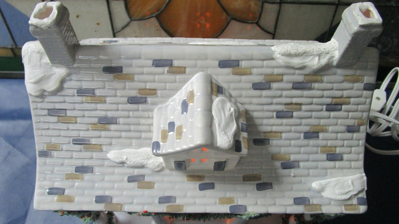 SNOW VILLAGE DICKENS CUMBERLAND LIGHTED HOUSE SHOWROOM MODEL 8 X 9 1/2"