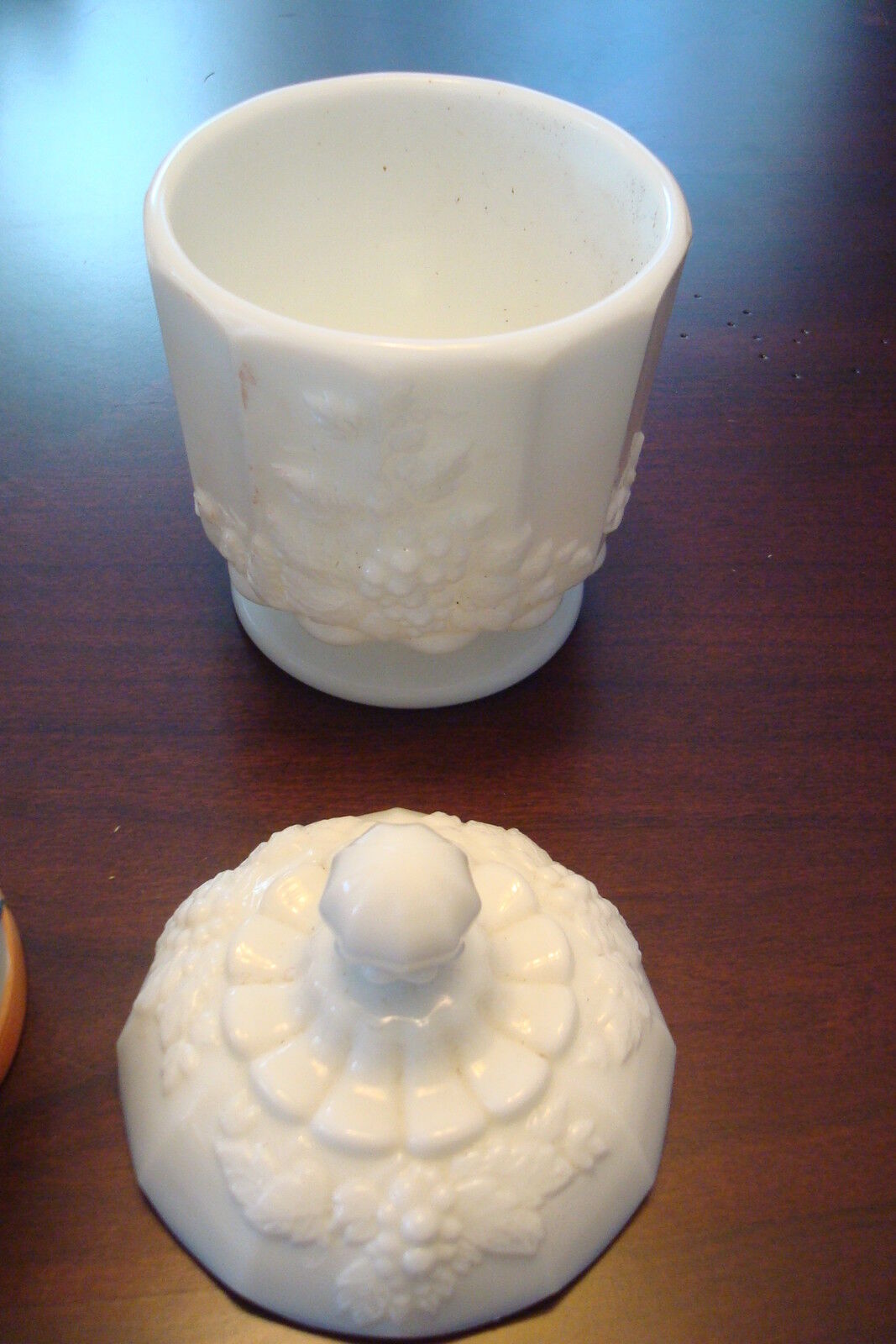 Westmoreland milk glass  lidded footed candy dish Grapes desing pattern [MILKGLA