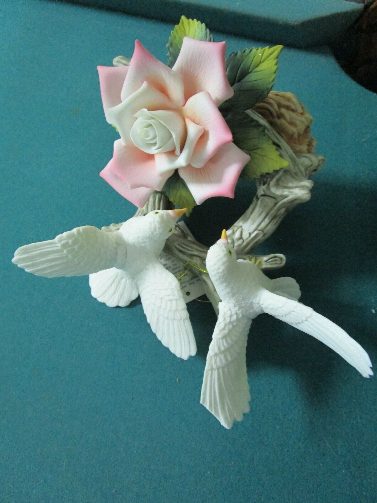 ANDREA SADEK JAPAN DOVES WITH A ROSE SCULPTURE 9" TALL