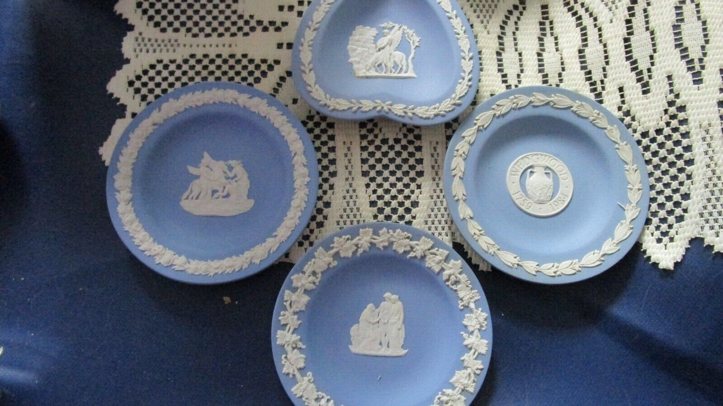 WEDGWOOD CREAM GRAPES ON BLUE GLOSSY ASHTRAYS DISHES VASE MUG CHRISTMAS PICK 1