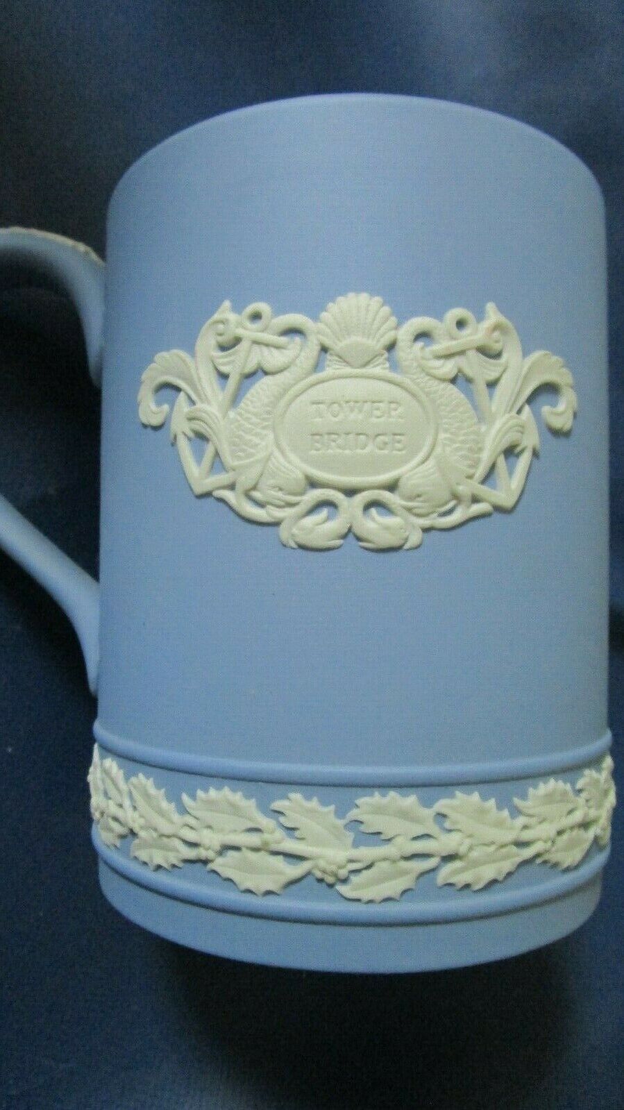 WEDGWOOD CHRISTMAS 1975 TOWER BRIDGE BEER COFFEE MUG ORIGINAL  4 1/4"