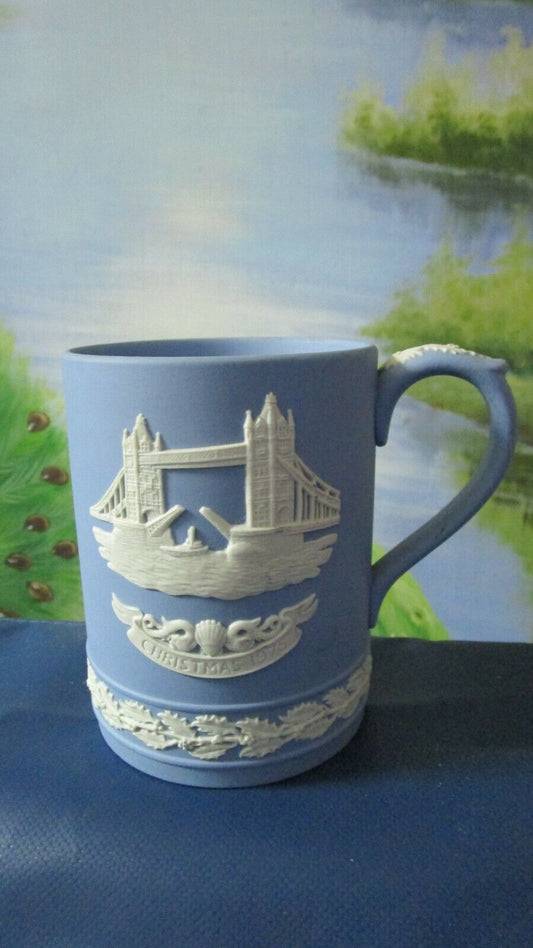 WEDGWOOD CHRISTMAS 1975 TOWER BRIDGE BEER COFFEE MUG ORIGINAL  4 1/4"