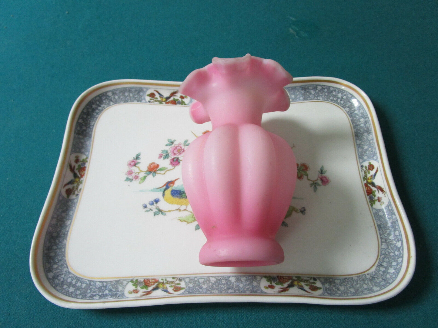 VANITY SET FRENCH PARADISE BIRDS TRAY FENTON FROSTED RUFFLED PINK VASE [84]