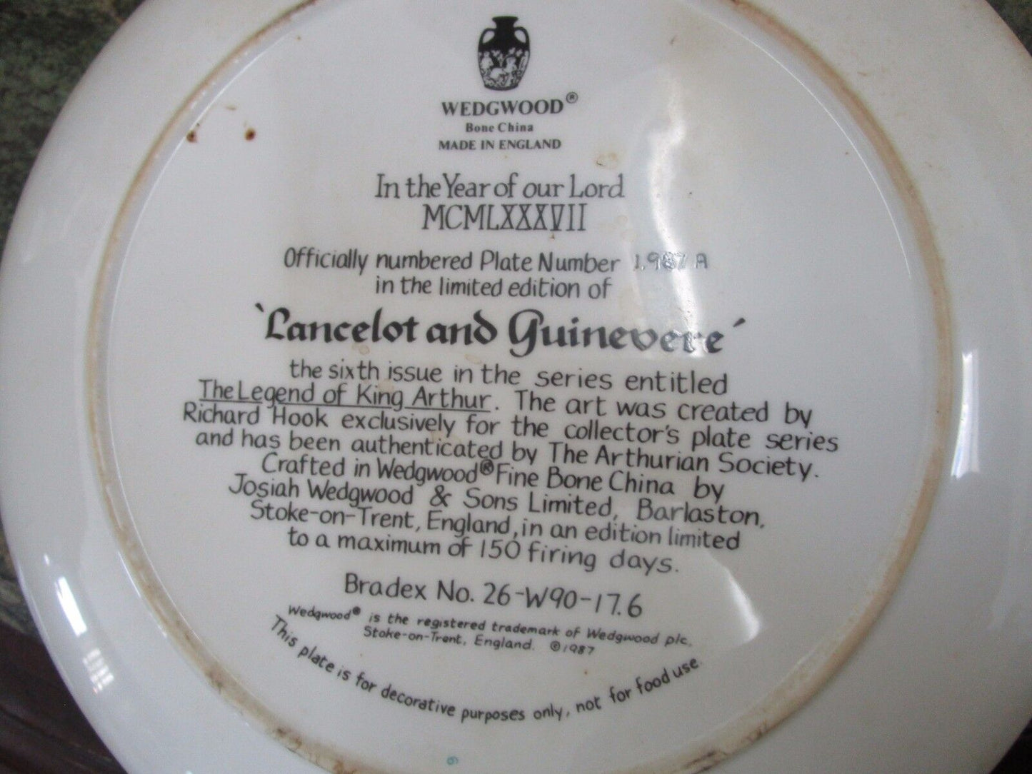 WEDGWOOD COLLECTOR PLATE "LANCELOT  AND GUINEVERE" SIGNED