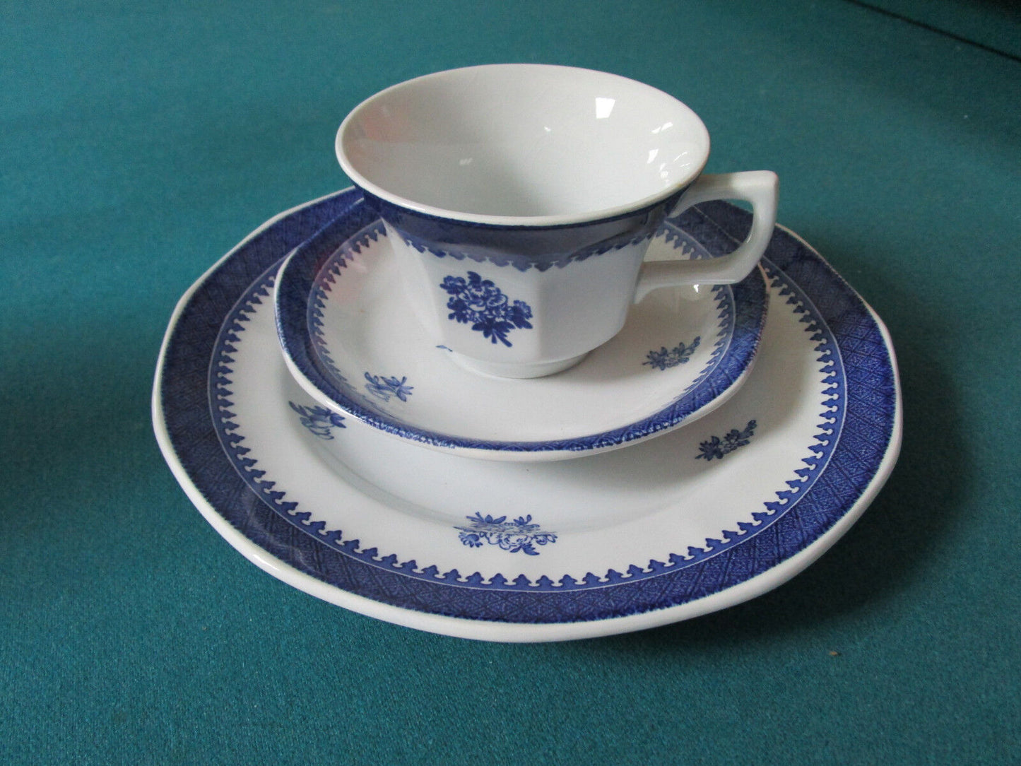 WEDGWOOD ENGLAND SPRINGFIELD PATTER TRIO CUP SAUCER PLATE [74]