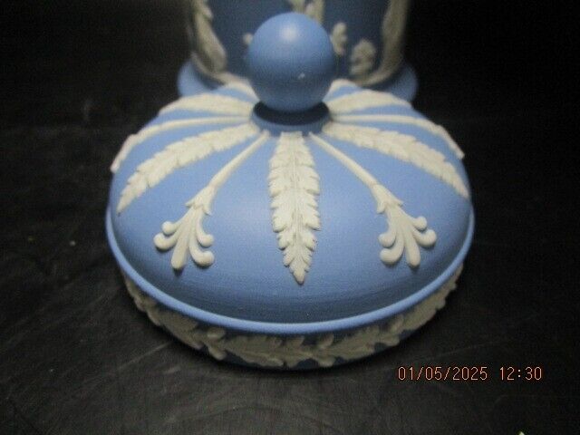 WEDGWOOD BLUE JASPERWARE COVERED TRINKET POT 5.50 IN [140A]