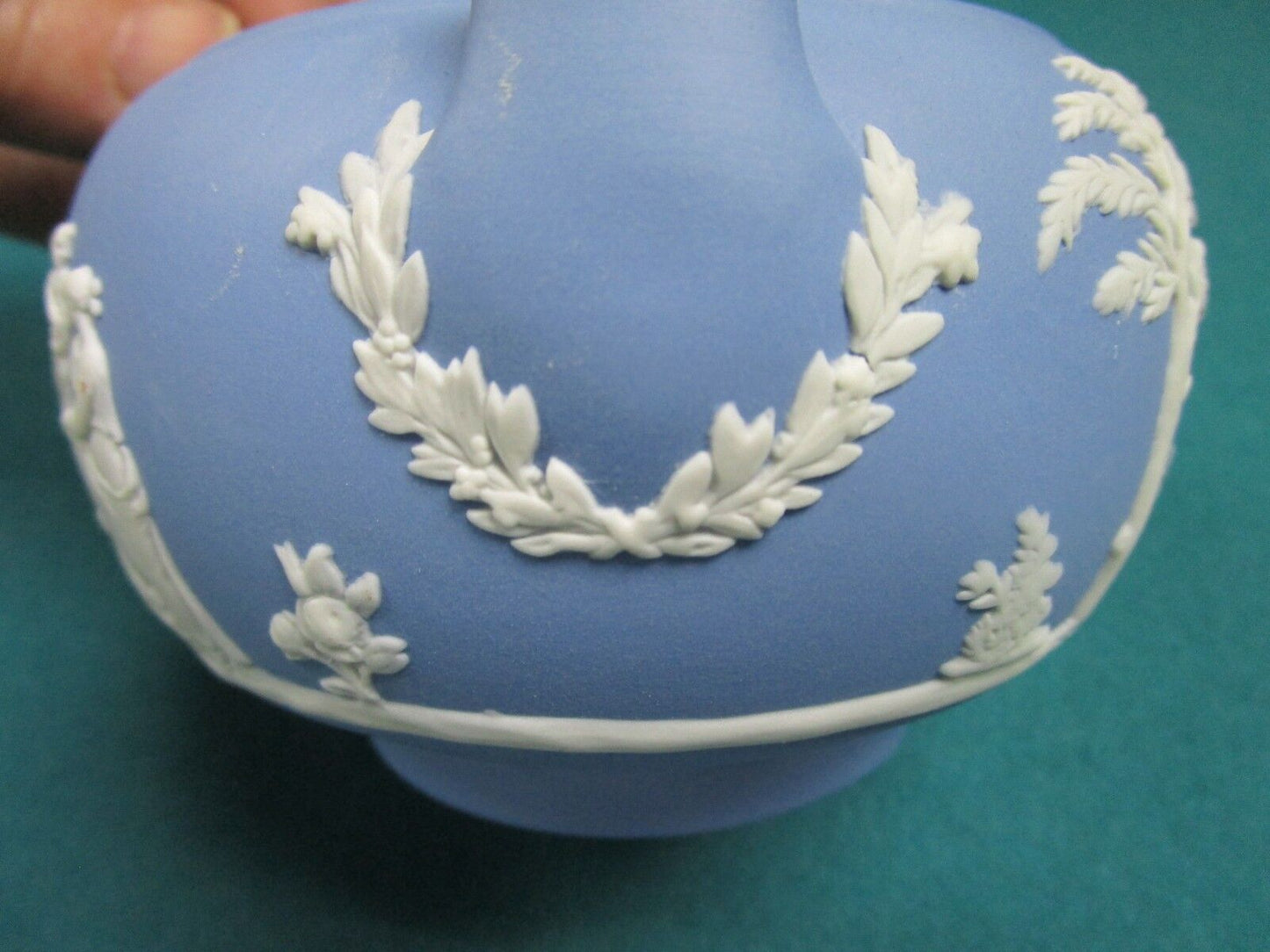 WEDGWOOD BLUE JASPERWARE COVERED SUGAR 2 HANDLES 4 X 4 1/2"  [*DINO]