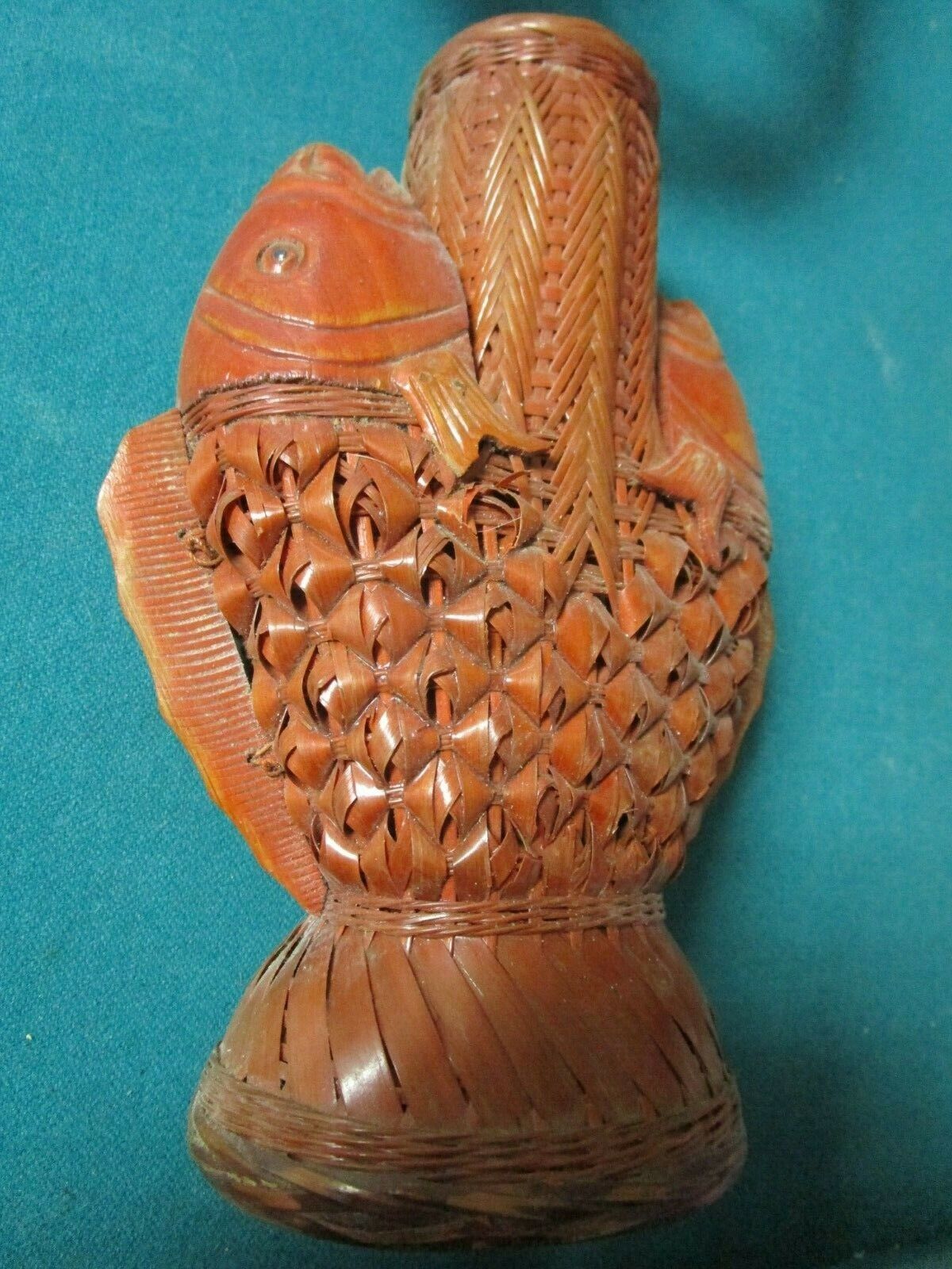 WICKER FISHES CHINESE VASE 8"