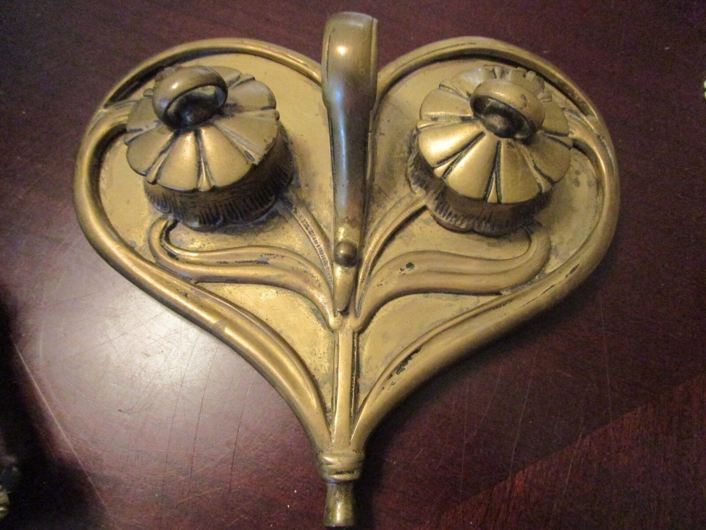 ANTIQUE BRASS ART NOUVEAU HEART SHAPED DOUBLE INKWELL ORIGINAL