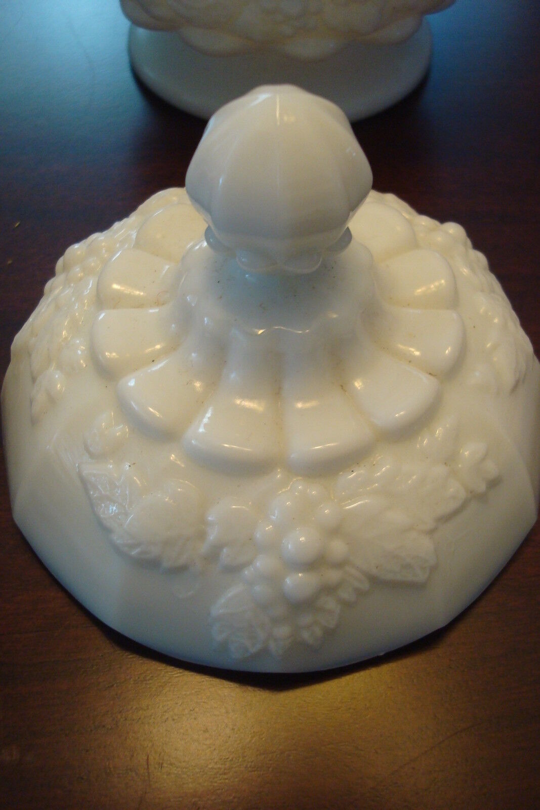 Westmoreland milk glass  lidded footed candy dish Grapes desing pattern [MILKGLA