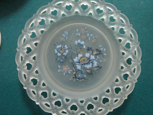 VIKING GLASS RETICULATED BORDER TRANSFER CENTRAL BOUQUET  8 1/2 LIGHT BLUE