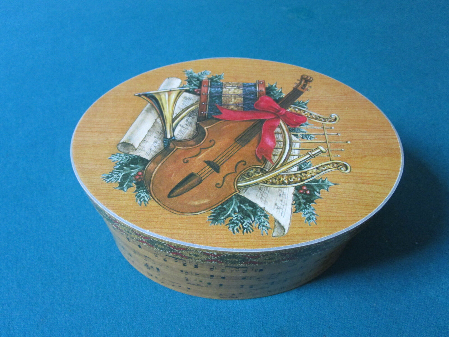 VINTAGE CARBOARD HANDMADE  BOX OVAL 3 X 6"