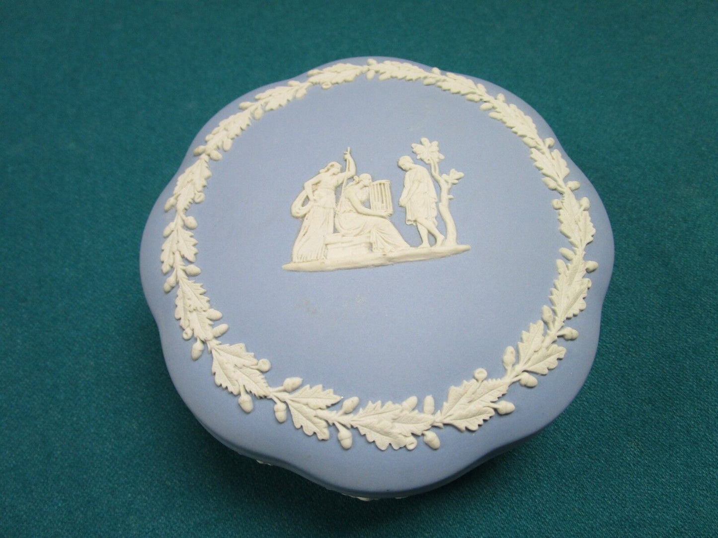 WEDGWOOD BLUE JASPERWARE SCALLOPED BORDERS TRINKET BOX 2 X 5" original [91]